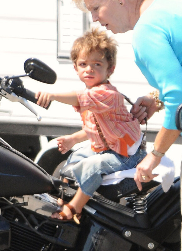 Mardi 17 août, sur les plateaux de tournages du film The Lincoln Lawyer dans lequel joue Matthew McConaughey, son fils Levi, un an et demi, enfourche une Harley Davidson.