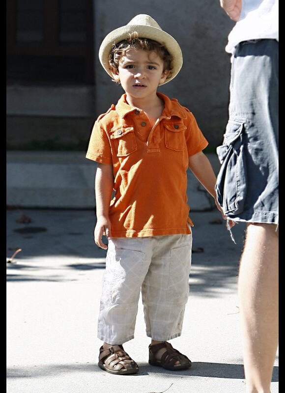 Levi McConaughey, fils de l'acteur Matthew McConaughey, s'apprête à partir avec ses parents et sa petite soeur, Vida, en balade à Malibu, dimanche 15 août.