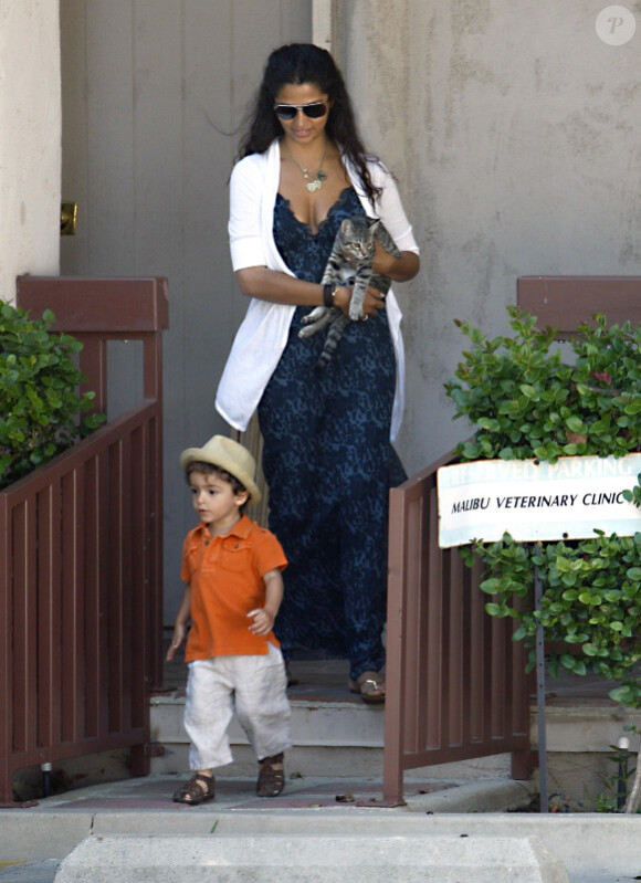 Camila Alves et son fils Levi sortent de chez le vétérinaire avec leur chat, dimanche 15 août à Malibu.
