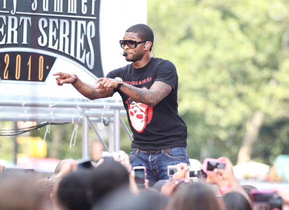 Usher se produisait, ce samedi 21 août, en live dans l'Early Show, diffusé sur CBS.