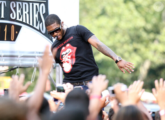 Usher se produisait, ce samedi 21 août, en live dans l'Early Show, diffusé sur CBS.