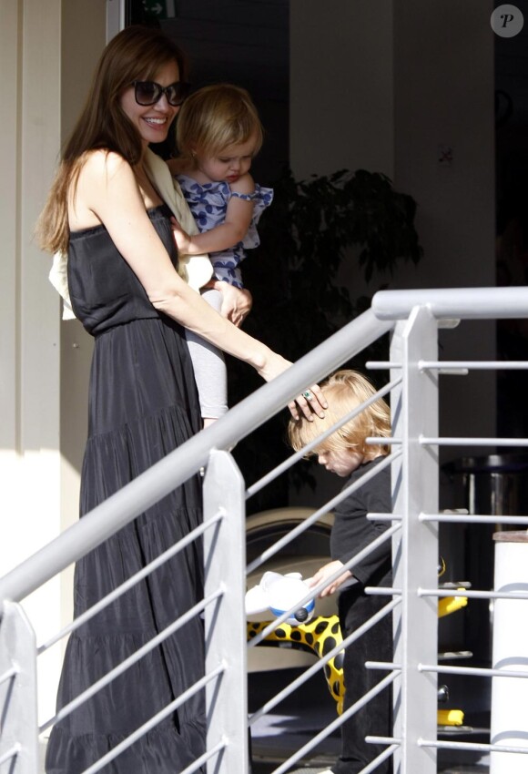 Angelina Jolie entourée de ses enfants Knox et Vivienne à Budapest le 20 août 2010