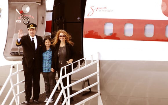 John Travolta avec sa femme Kelly Preston et leur fille Ella Blue arrivent à Johannesburg pour assister à la Coupe du monde de football en juin 2010
