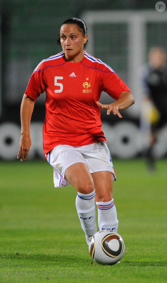 Le 25 août 2010, Adriana Karembeu, ambassadrice du foot féminin, assistaient en compagnie de son mari Christian, de Rama yade et de Fernand Duchaussoy à la victoire écrasante des Bleues sur la Serbie en éliminatoires du Mondial 2011.
