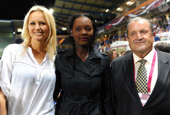 Le 25 août 2010, Adriana Karembeu, ambassadrice du foot féminin, assistaient en compagnie de son mari Christian, de Rama yade et de Fernand Duchaussoy à la victoire écrasante des Bleues sur la Serbie en éliminatoires du Mondial 2011.