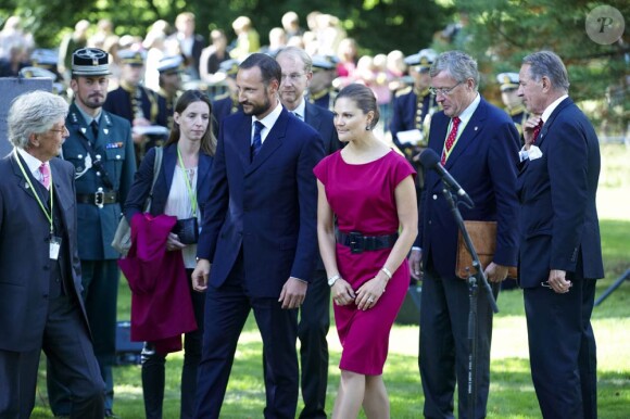 Victoria de Suède et Haakon de Norvège, quelques heures seulement après leur participation au mariage de Nikolaos de Grèce, inauguraient un mémorial à Helsingborg, le 26 août 2010.