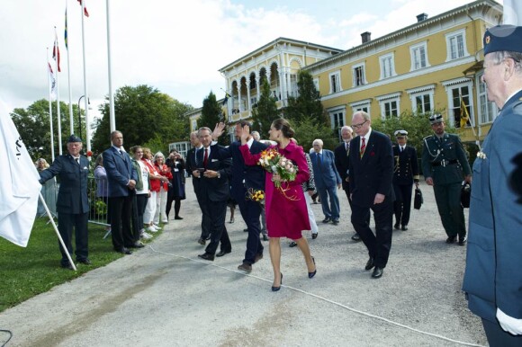 Victoria de Suède et Haakon de Norvège, quelques heures seulement après leur participation au mariage de Nikolaos de Grèce, inauguraient un mémorial à Helsingborg, le 26 août 2010.