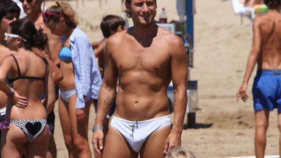 Francesco Totti : Il passe sa vie à la plage, avec sa petite famille !