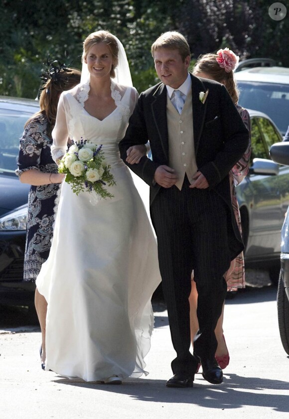 Le 28 août 2010, Alice Ferguson (photo : au bras d'un ami), demi-soeur de Sarah Ferguson, duchesse d'York, épousait Nick Stileman à Dummer, ville de feu le major Ronald Ferguson. Les filles de Fergie, Beatrice et Eugenie, étaient présentes.