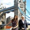 La belle Kelly Brook et le maire deLondres Boris Johnson, à l'occasion du Sky Ride, à Potters Fields, à Londres, le 31 août 2010.