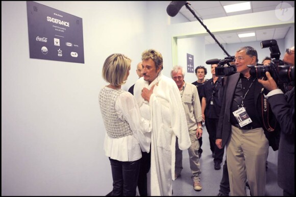 Johnny Hallyday met un terme à sa collaboration historique avec son producteur Jean-Claude Camus (photo : avec Johnny au Stade de France, en mai 2009, lors du Tour 66). En septembre 2010, Gilbert Coullier prend la relève.