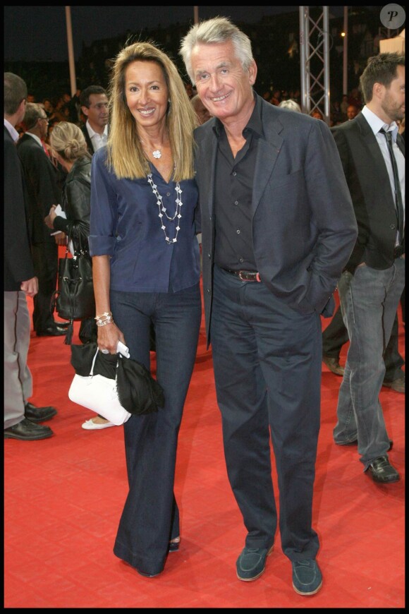 Johnny Hallyday met un terme à sa collaboration historique avec son producteur Jean-Claude Camus. En septembre 2010, Gilbert Coullier (photo : avec son épouse, Nicole) prend la relève.