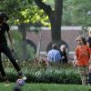Ke$ha, son frère et son chéri Alex Carapetis jouent au foot dans un parc à New York