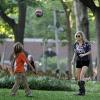 Ke$ha, son frère et son chéri Alex Carapetis jouent au foot dans un parc à New York