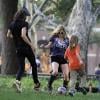 Ke$ha, son frère et son chéri Alex Carapetis jouent au foot dans un parc à New York