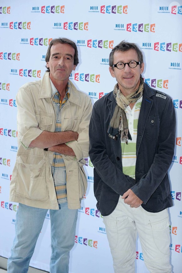 Fred Courant et Jamy Gourmaud à l'occasion de la conférence de presse de rentrée de France Télévisions, à Paris, le 3 septembre 2010.