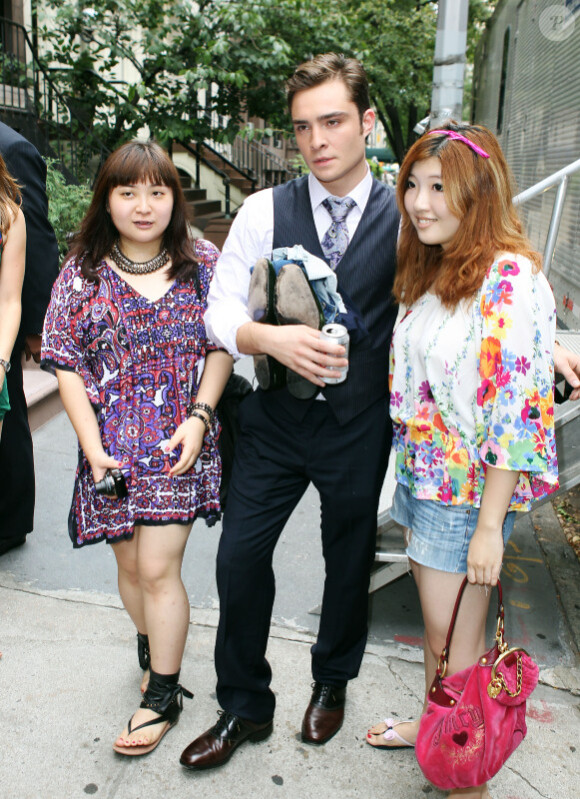 Ed Westwick est entouré de ses fans sur le tournage de Gossip Girl à New York le 3 septembre 2010
