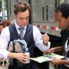 Ed Westwick est entouré de ses fans sur le tournage de Gossip Girl à New York le 3 septembre 2010