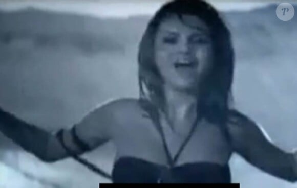 Selena Gomez présente le clip de son nouveau single, A year without rain, extrait de l'album du même nom à paraître le 27 septembre en France.