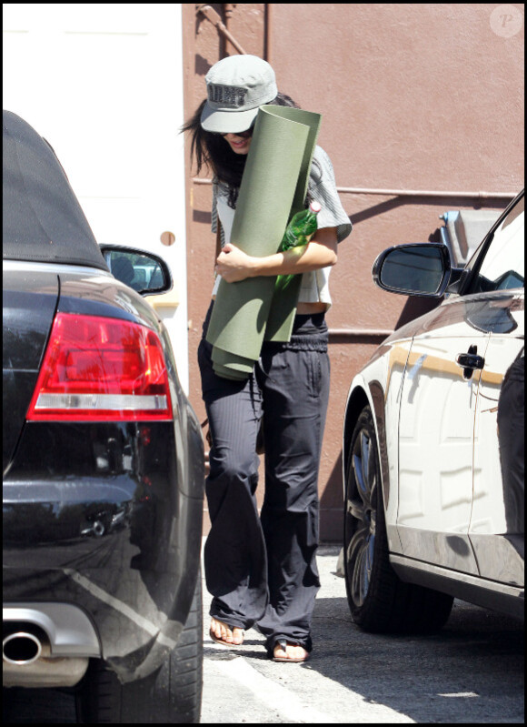 Vanessa Hudgens gare sa voiture avant de se rendre à la pharmacie, mercredi 1er septembre, à Studio City (Californie).