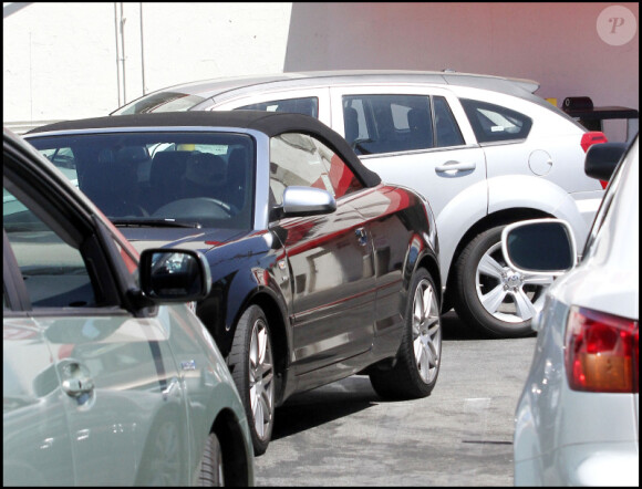 Vanessa Hudgens accroche un autre véhicule alors qu'elle tente de sortir de sa place de parking, mercredi 1er septembre, à Studio City (Californie).