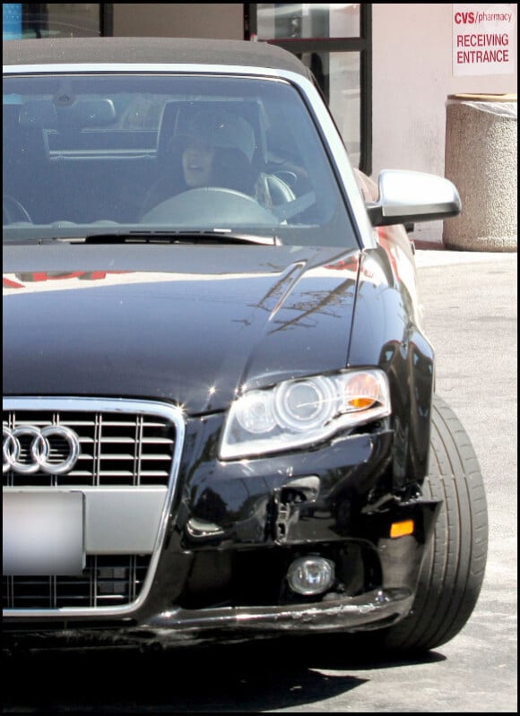 Vanessa Hudgens accroche un autre véhicule alors qu'elle tente de sortir de sa place de parking, mercredi 1er septembre, à Studio City (Californie).