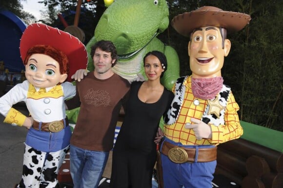 Sonia Rolland, enceinte de sept mois, et son compagnon Jalil Lespert n'ont sans doute pas abusé des attractions à sensations fortes de Toy Story Playland au parc Walt Disney Studios.