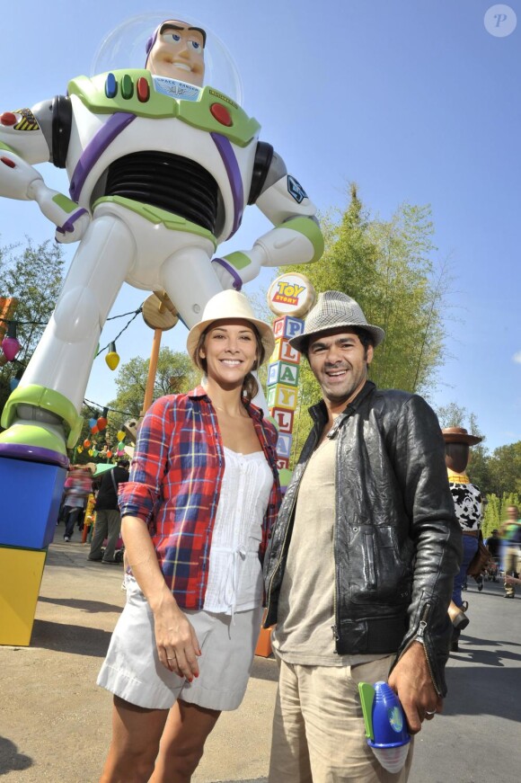 Jamel Debbouze et Mélissa Theuriau se sont rendus à Disneyland Paris  pour découvrir les nouvelles attractions de Toy Story Playland, samedi 4  septembre.