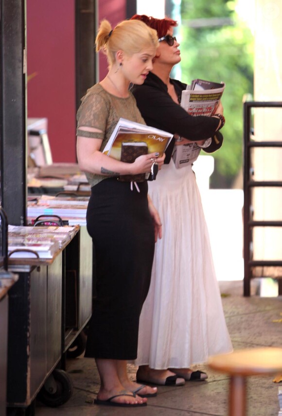 Kelly Osbourne et sa mère Sharon Osbourne achètent quelques magazines sur les derniers potins people à Los Angeles le 4 septembre 2010