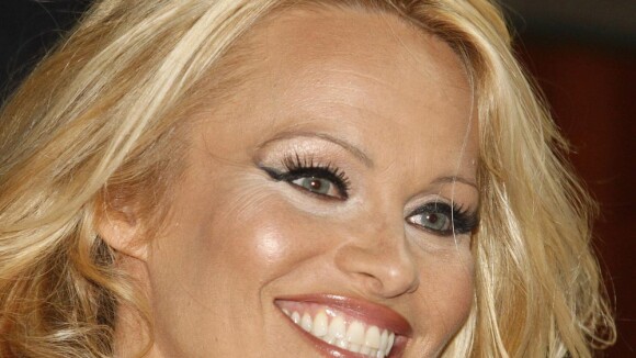 Quand les sexy Pamela Anderson et Ornella Muti en mettent plein la vue à... Jean-Claude Van Damme !