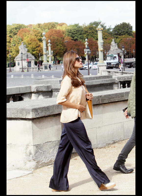 Dans les jardins du Luxembourg à Paris, Eva Mendes est une véritable icône de mode. Pantalon bleu large, lunettes léopard et sandales compensées, l'actrice est d'une beauté à se damner...