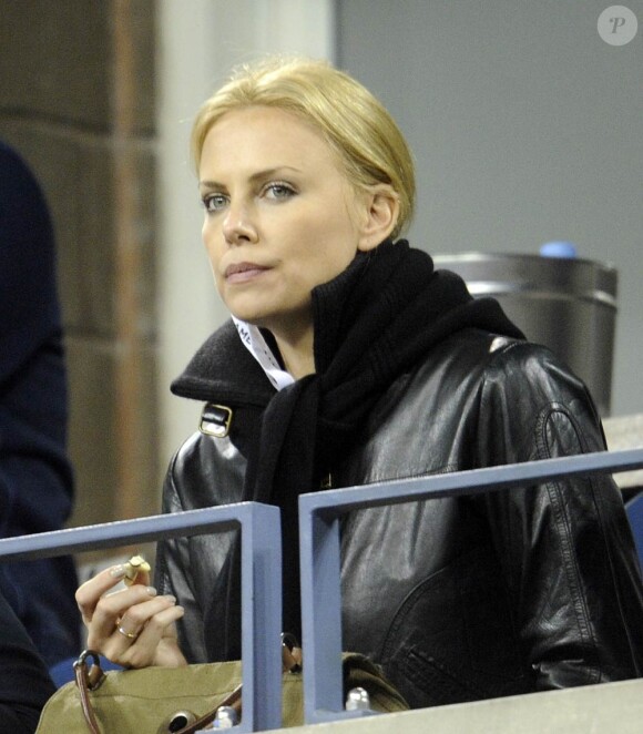 Charlize Theron dans les gradins de l'US Open 2010, à New York, le 9 septembre.