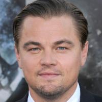 Leonardo DiCaprio parvient à maintenir sa "femme" à distance, mais une autre hystérique insiste !