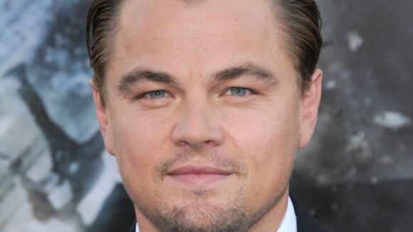 Leonardo DiCaprio parvient à maintenir sa "femme" à distance, mais une autre hystérique insiste !