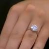 La bague de fiançailles d'Amélie est sublime.