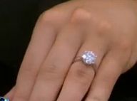 Secret Story 4 : Découvrez la bague de fiançailles d'Amélie... et regardez-la perdre son sang-froid face à Stéphanie !
