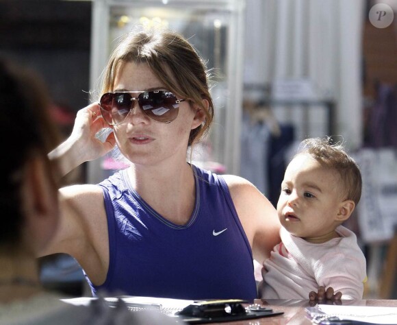 Ellen Pompeo et sa fille Stella à Hollywood, le 10 septembre 2010
