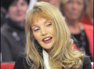 Arielle Dombasle : Découvrez-la en fausse ingénue sexy... prise au jeu !