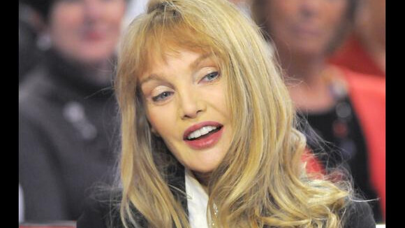 Arielle Dombasle : Découvrez-la en fausse ingénue sexy... prise au jeu !