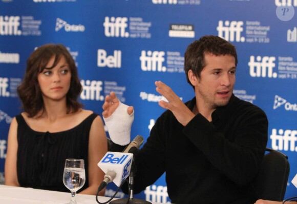 Marion Cotillard et Guillaume Canet à l'occasion de la conférence de presse consacrée aux Petits Mouchoirs, dans le cadre du Festival du Film de Toronto, le 12 septembre 2010.