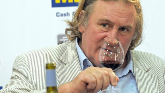 Gérard Depardieu, truculent : il mange, picole et résout les problèmes d'érection... mais n'oublie pas son ami Chabrol !