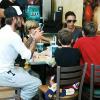 David Beckham déjeune en famille dans un snack, à Los Angeles, avec sa femme Victoria et leurs trois fils Brooklyn, Romeo et Cruz