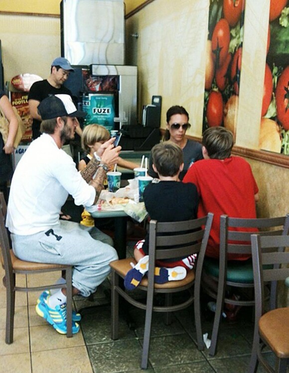 David Beckham déjeune en famille dans un snack, à Los Angeles, avec sa femme Victoria et leurs trois fils Brooklyn, Romeo et Cruz