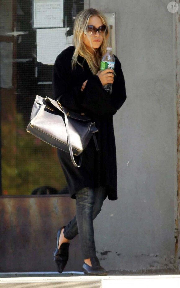 Jeudi 16 septembre, à New York, Mary-Kate Olsen continuait d'afficher un look poubelle, avec cheveux gras et se cachant derrière des lunettes oversize...