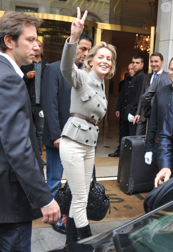Sharon Stone quittant l'hôtel Bristol à Paris le 17 septembre 2010