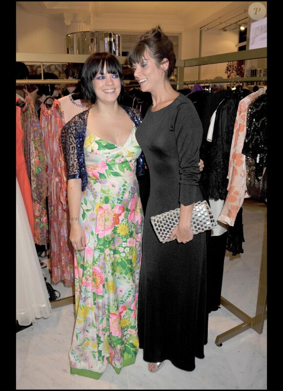 Lily Allen et sa demi-soeur Sarah Owen présentent leurs modèles "vintage" lors de la Fashion Night Out. Septembre 2010