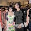 Lily Allen et sa demi-soeur Sarah Owen présentent leurs modèles lors de la Fashion Night Out. Septembre 2010