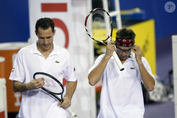 Michaël Llodra et Arnaud Clément (ici lors d'un match à Madrid) ont apporté le point qui manquait à la France pour atteindre la finale de la Coupe Davis