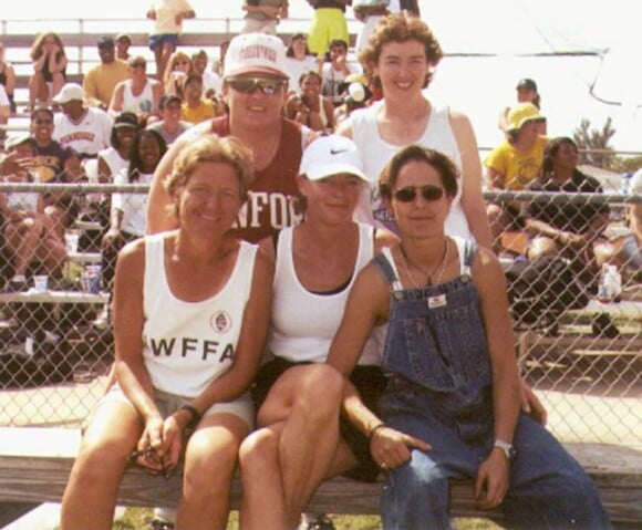 Kelly McGillis assise au centre avec sa compagne Melanie Leis (brune-à droite) en janvier 2001