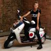 Agyness Deyn présente le nouveau scooter Mini le 23/09/10 à Londres.